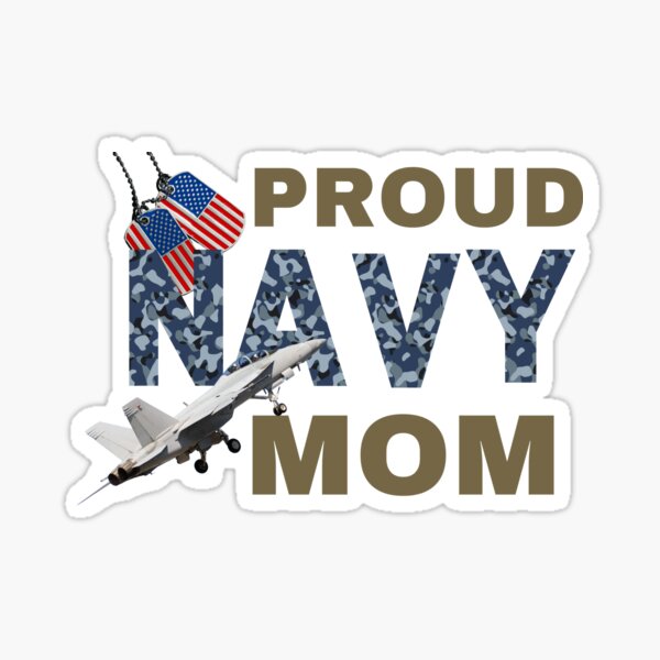 Aperçu de l'œuvre Fière maman de la marine, plaques d'identité avec le drapeau américain et un avion de chasse créée et vendue par Gifts for Mom.