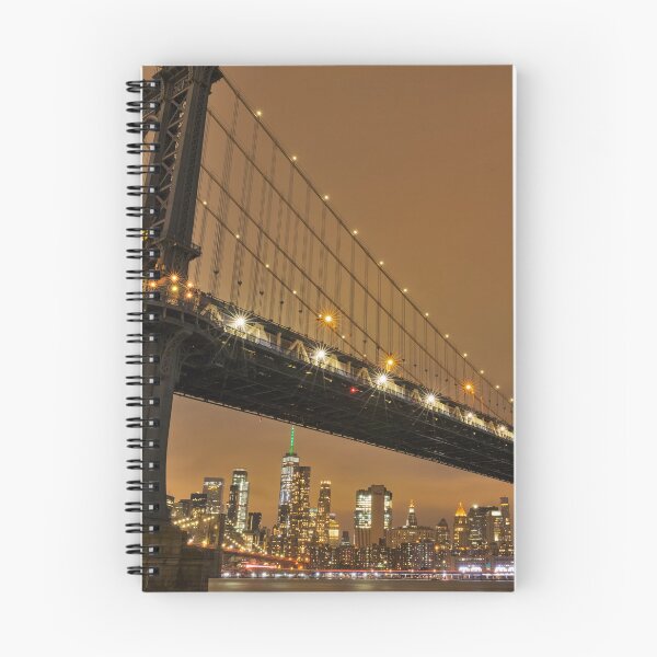 Aperçu de l'œuvre Manhattan brille sous le pont de Brooklyn la nuit créée et vendue par Aure50.
