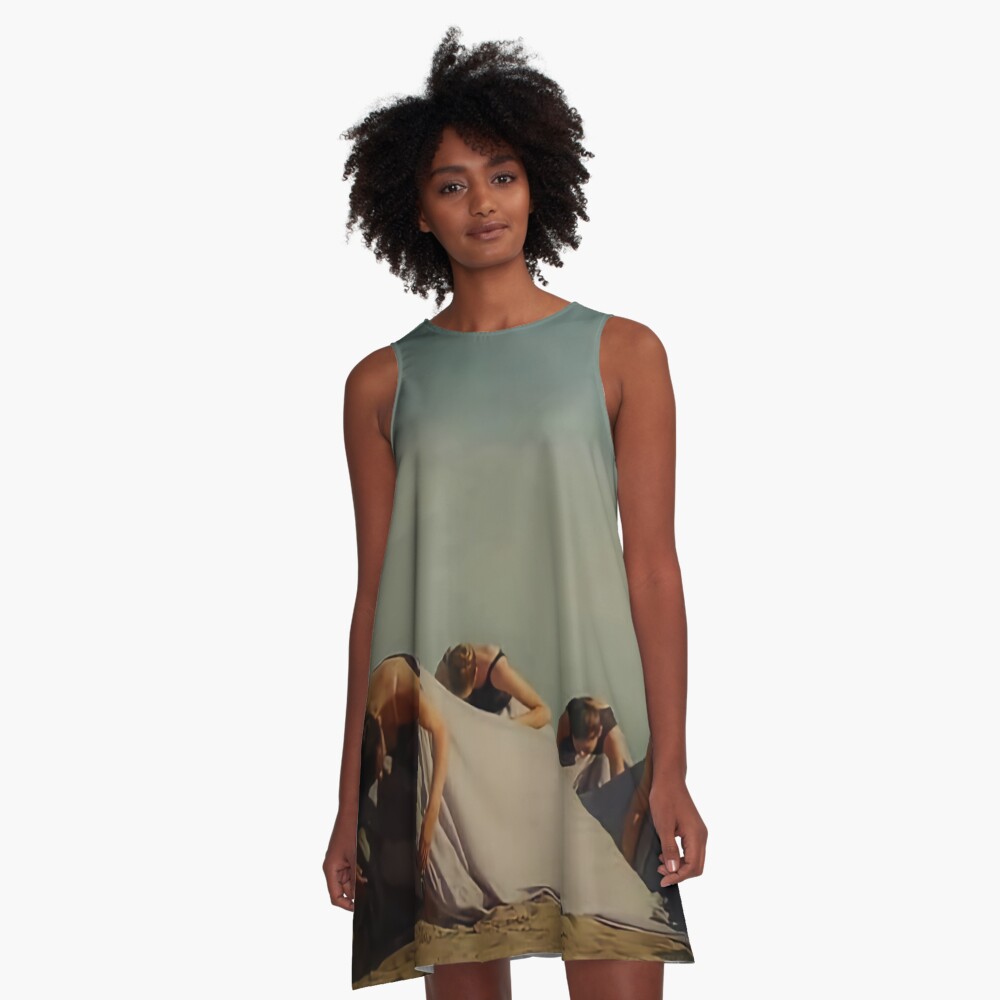 Vista previa del artículo con la obra «Vestido acampanado», diseñado y vendido por Jhevva.