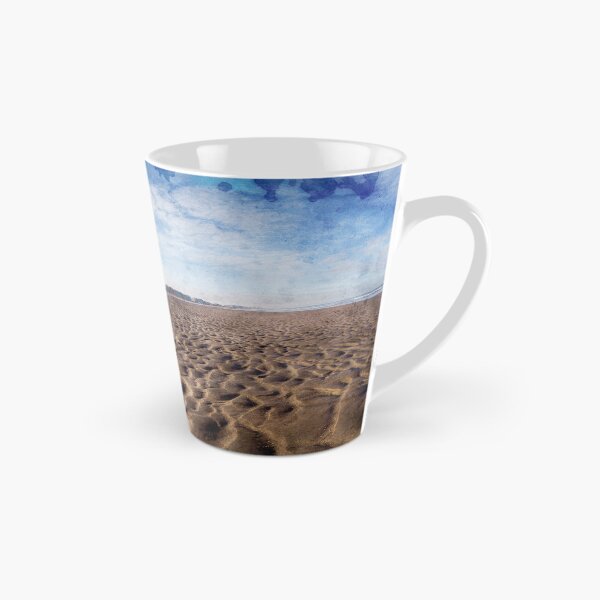Aperçu de l'œuvre Vaste plage de sable avec horizon urbain sous un ciel bleu clair avec effet texturé créée et vendue par FotoMahieu.