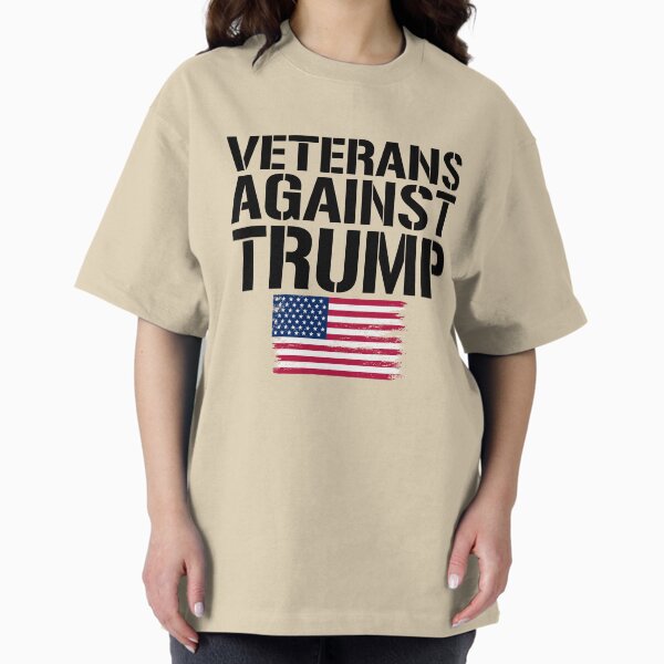 Artikel-Vorschau von Veteranen gegen Trump Anti-Trump Veteranen gegen Trump Ausrüstung, designt und verkauft von DynamicDesign.