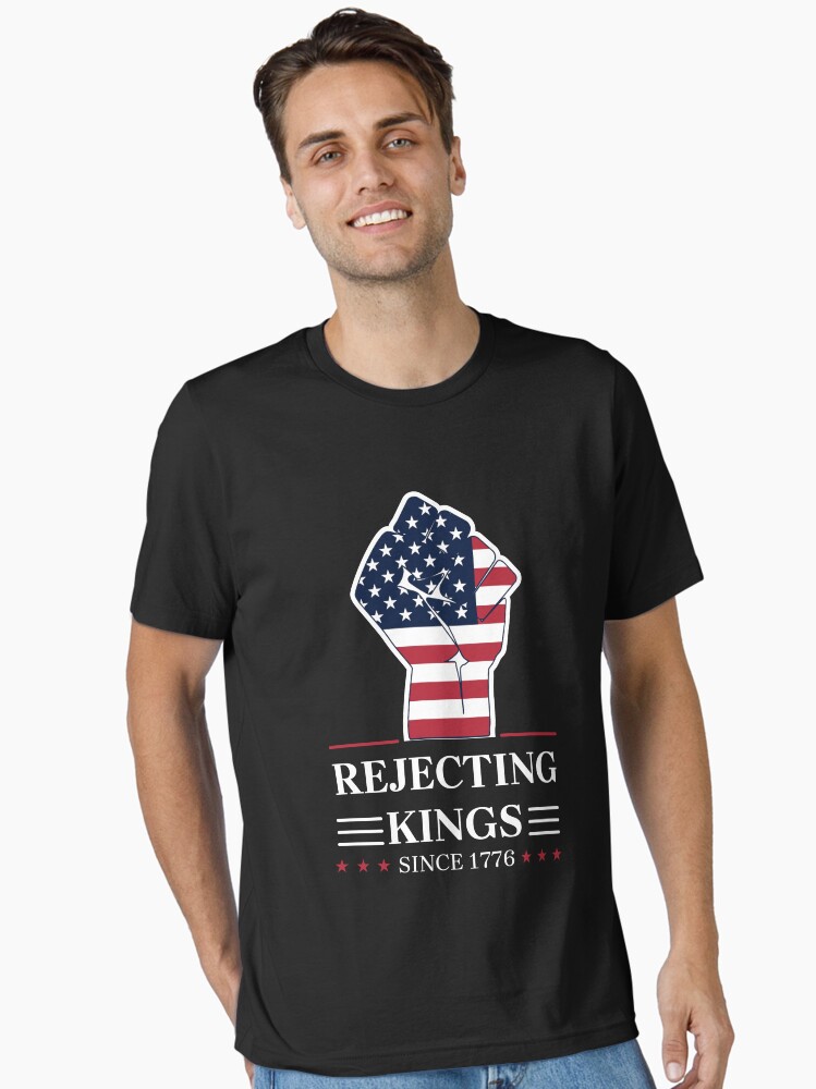 Thumbnail 1 von 7, Essential T-Shirt, Protestschild „Rejecting Kings Since 1776“, Anti-Trump-Protest, politischer Aktivist designt und verkauft von CozyStudioo.