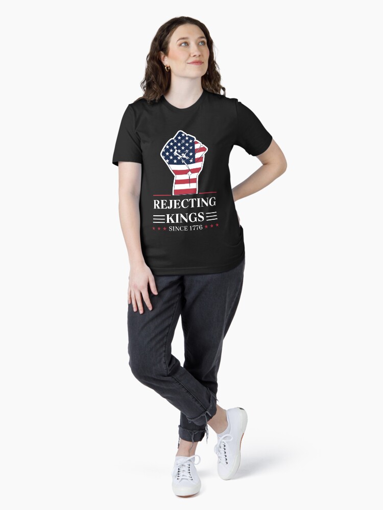 Thumbnail 4 von 7, Essential T-Shirt, Protestschild „Rejecting Kings Since 1776“, Anti-Trump-Protest, politischer Aktivist designt und verkauft von CozyStudioo.