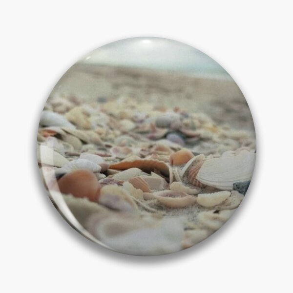 Artikelvorschau, Muscheln und Kieselsteine am Strand entworfen und verkauft von Doodles & More Emporium.