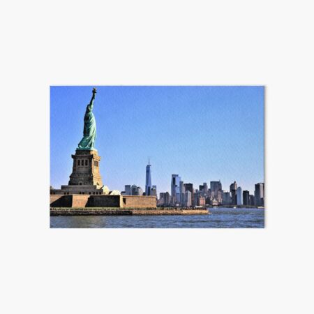 Artikel-Vorschau von Die Freiheitsstatue und die Skyline von Manhattan leuchten unter klarem Himmel, designt und verkauft von Aure50.
