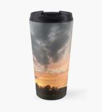 heller Sonnenuntergang gegen dunkle Wolken Thermobecher