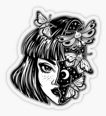 Porträt des magischen surrealen Hexenmädchens mit einem Kopf als nächtlichem Himmel voll der Mottenschmetterlinge. Transparenter Sticker
