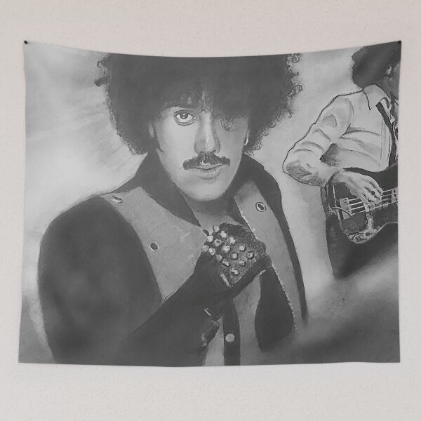 Artikelvorschau, Phil Lynott Bleistiftporträt – Handgezeichneter Thin Lizzy Rock Legend Sketch Art Print entworfen und verkauft von ConorKeeganArt.