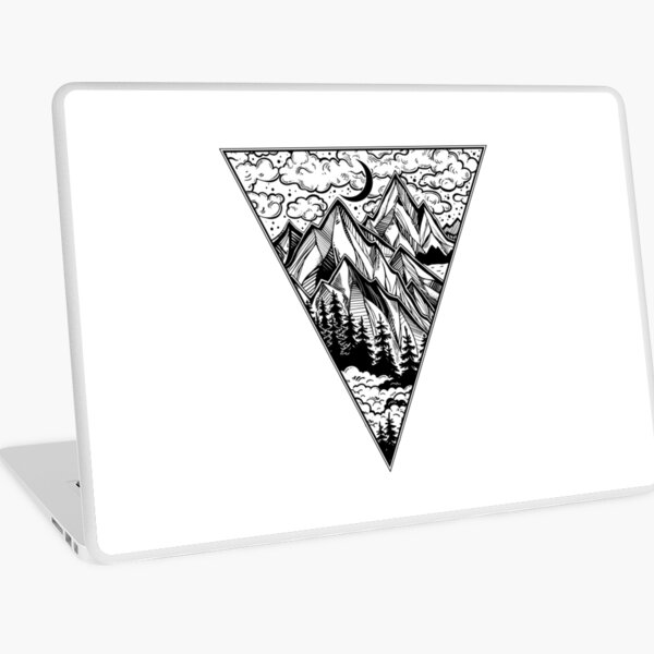 Dreieckrahmengrafik mit Wildnislandschaftsszene mit einem See, einer Straße, einem Kiefernwald und Bergen Laptop Folie