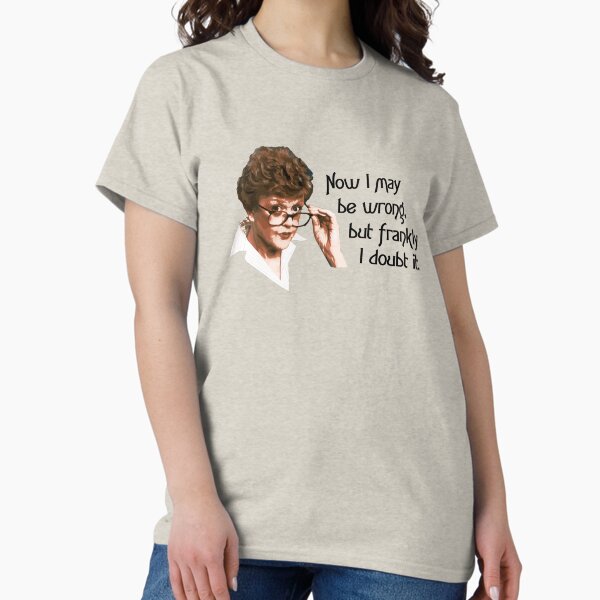Vista previa del artículo con la obra «Camiseta con la frase "Se ha escrito un crimen" de Jessica Fletcher: "Puede que me equivoque, pero francamente lo dudo".», diseñado y vendido por Gumshoe-Studio.