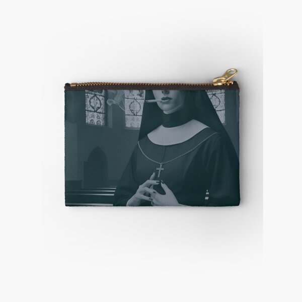 Artikelvorschau, Gothic Nun Techno Rave Essential Goth Bilder entworfen und verkauft von TECHNO_SHIRTS.
