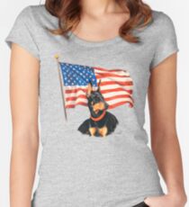 Camiseta entallada de cuello ancho "Hogar de los valientes"