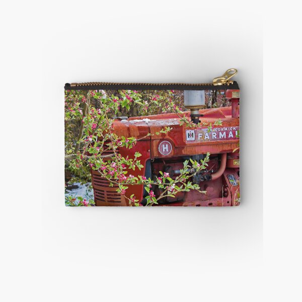 Artikelvorschau, Farmall in den Apfelblüten und im Schnee entworfen und verkauft von alanathrower.