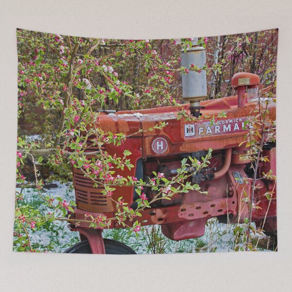 Artikelvorschau, Farmall in den Apfelblüten und im Schnee entworfen und verkauft von alanathrower.