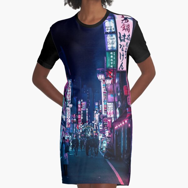 lleno de gente y luces de neón. Vestido camiseta
