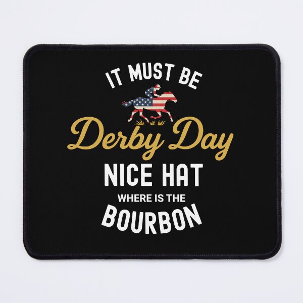 Artikelvorschau, Es muss Derby Day sein. Lustiges Bourbon-Zitat im Retro-Pferderennen entworfen und verkauft von OleOleStore.