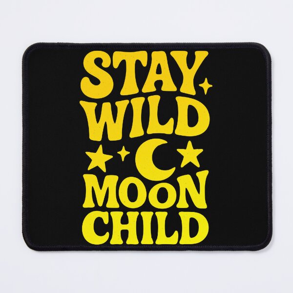Artikelvorschau, Bleiben Sie wild Mond Kind Retro Himmlisches Zitat Design entworfen und verkauft von Victor Shadehorn.