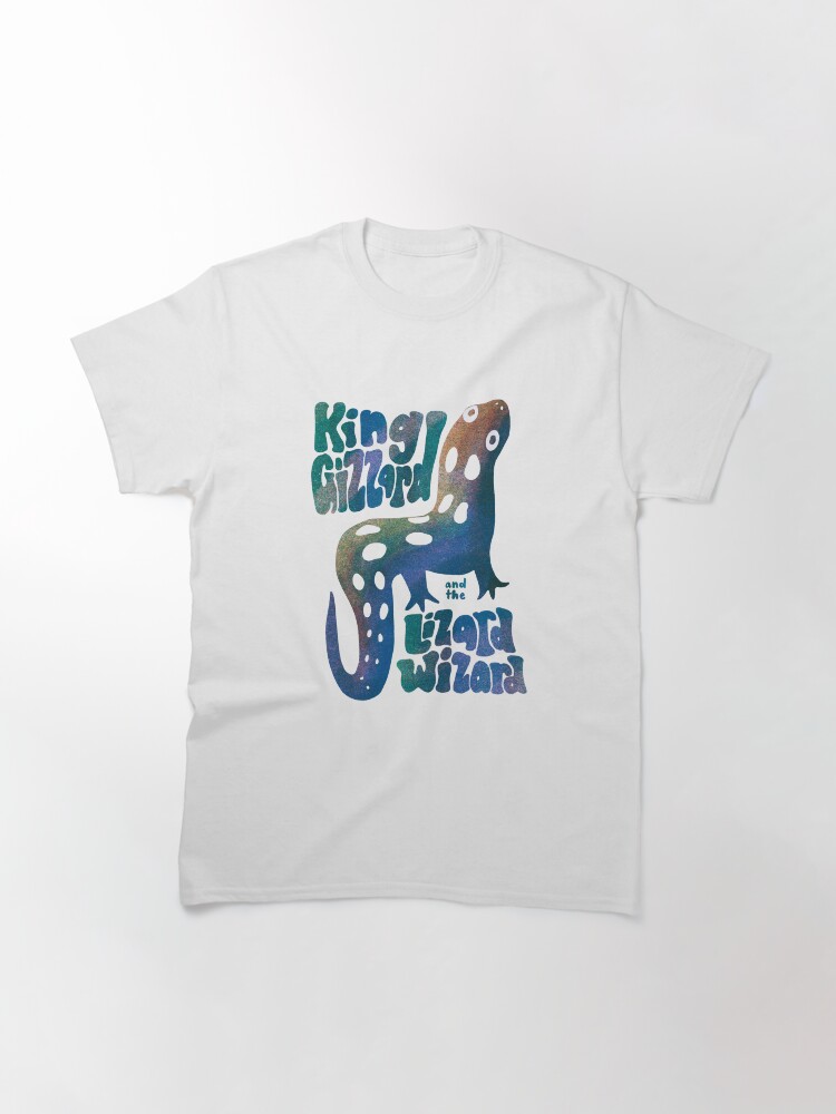 Imagen 3 de 7, Camiseta clásica con la obra El Rey Molleja y el Comandante Salamandra (Mago Lagarto) (Edición Mancha de Petróleo), diseñada y vendida por snailychan.