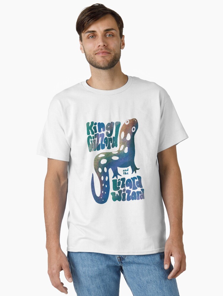 Imagen 1 de 7, Camiseta clásica con la obra El Rey Molleja y el Comandante Salamandra (Mago Lagarto) (Edición Mancha de Petróleo), diseñada y vendida por snailychan.