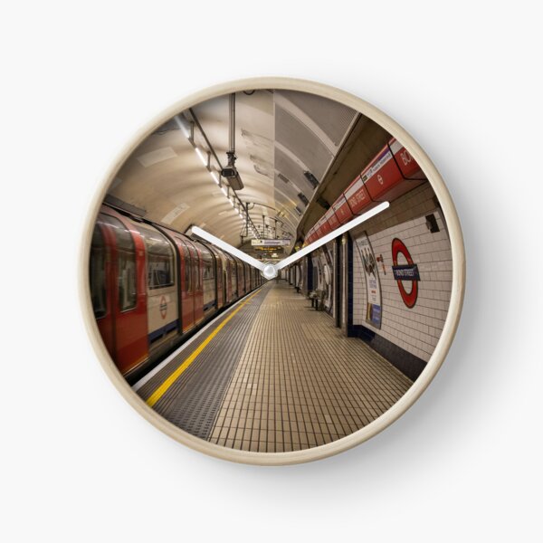 Vista previa del artículo con la obra «Tren del metro de Londres en la estación», diseñado y vendido por Aham Photos.