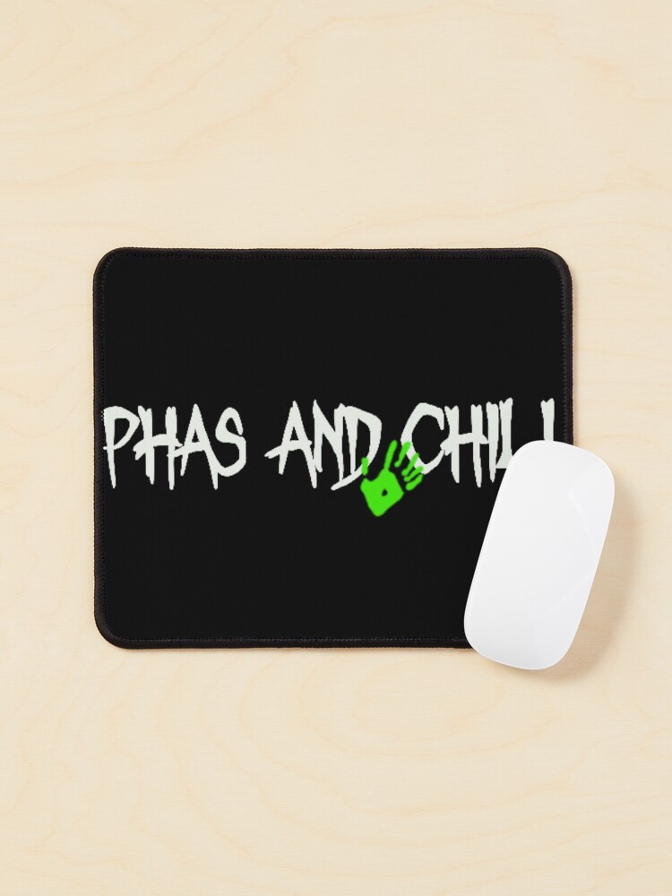 Aperçu 1 sur 5. Tapis de souris avec l'œuvre Phas & Chill créée et vendue par shelbc52.
