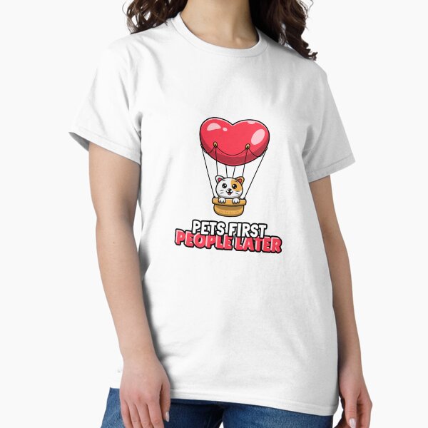 Vista previa del artículo con la obra «Primero las mascotas, después las personas Cuidado de mascotas», diseñado y vendido por LamountTees.