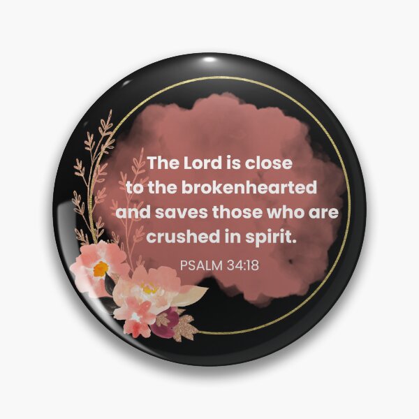Aperçu de l'œuvre Copie du verset biblique Psaume 34:18 floral rose (texte blanc) créée et vendue par ClickATee Store .