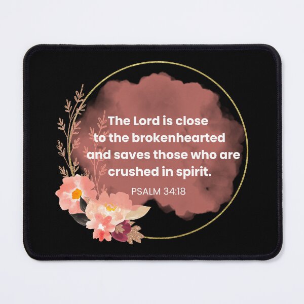 Aperçu de l'œuvre Copie du verset biblique Psaume 34:18 floral rose (texte blanc) créée et vendue par ClickATee Store .