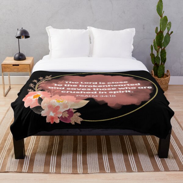 Item preview, Copia del versículo bíblico Salmo 34:18 floral rosa (texto blanco) designed and sold by ClickATee Store .