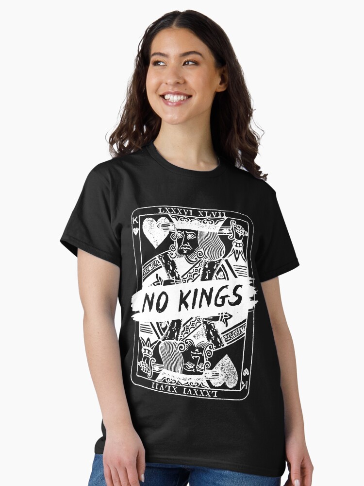 Imagen 2 de 7, Camiseta clásica con la obra Sin reyes - Sutil anti-Trump - 8647, diseñada y vendida por Anarkiss-Exe.