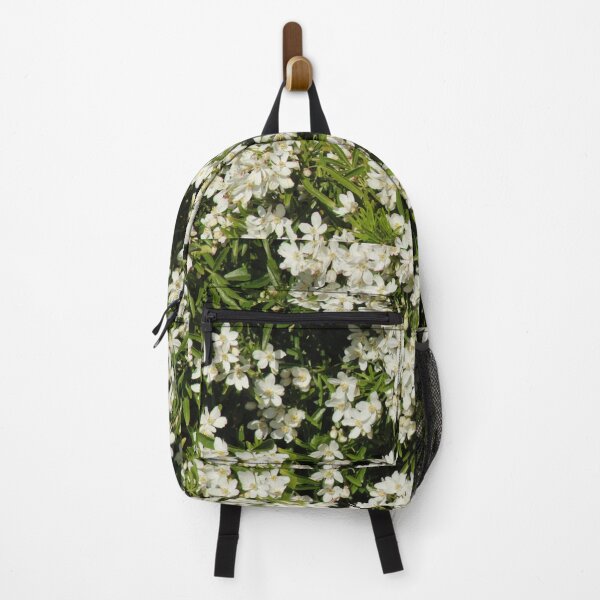 Artikelvorschau, Schöne weiße Blüten mit vielen kleinen Blütenblättern entworfen und verkauft von Colourful Wonderful.