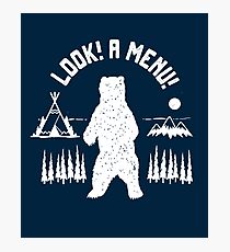 Camping Bear: "Look! A Menu!" - Funny Camper Gifts. / Camping - Lustige Geschenke Photographic Print