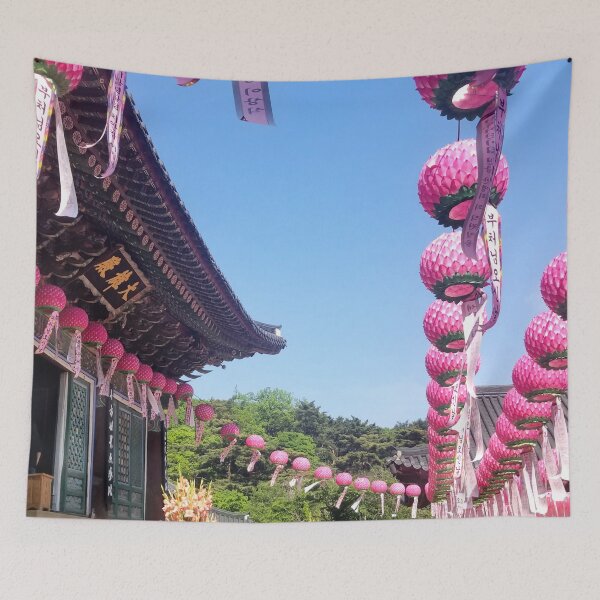Artikelvorschau, Buddhas Geburtstagsfeier im Donghwasa-Tempel entworfen und verkauft von Wisps & Whiskers Designs.