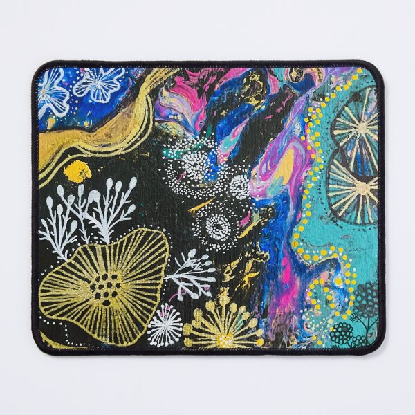 Artikelvorschau, Abstraktes Gemälde mit floralen Details in Weiß und Gold entworfen und verkauft von MindfulArtSandy.