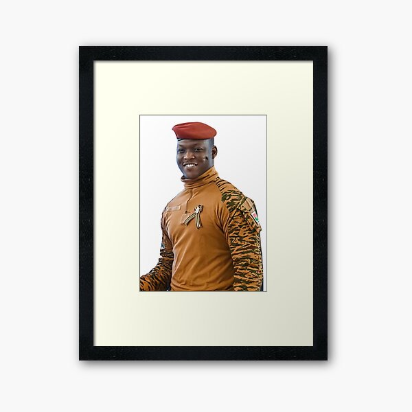 Vista previa del artículo con la obra «Presidente Ibrahim Traoré – Retrato sonriente con uniforme militar y boina roja», diseñado y vendido por ArtistrySky.