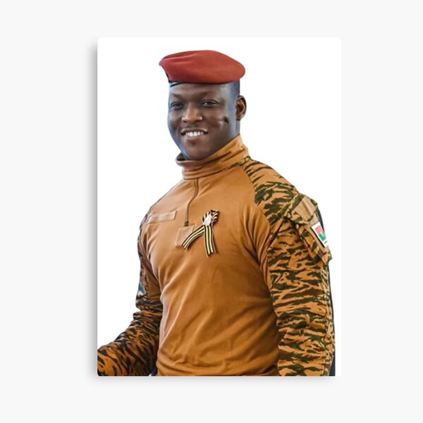 Vista previa del artículo con la obra «Presidente Ibrahim Traoré – Retrato sonriente con uniforme militar y boina roja», diseñado y vendido por ArtistrySky.