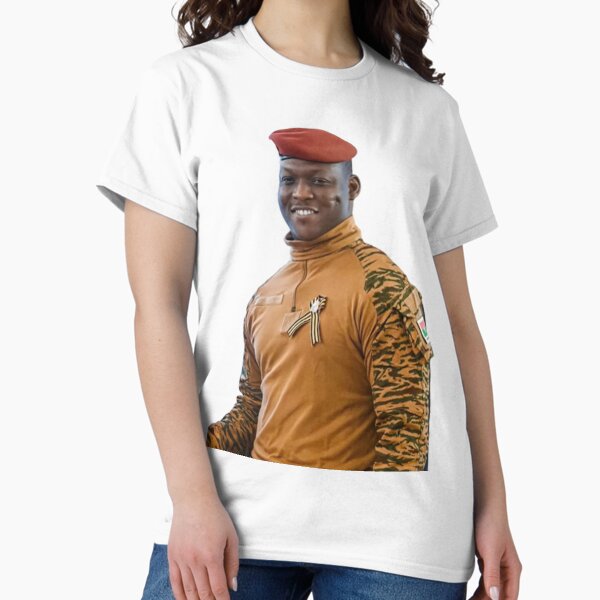 Vista previa del artículo con la obra «Presidente Ibrahim Traoré – Retrato sonriente con uniforme militar y boina roja», diseñado y vendido por ArtistrySky.