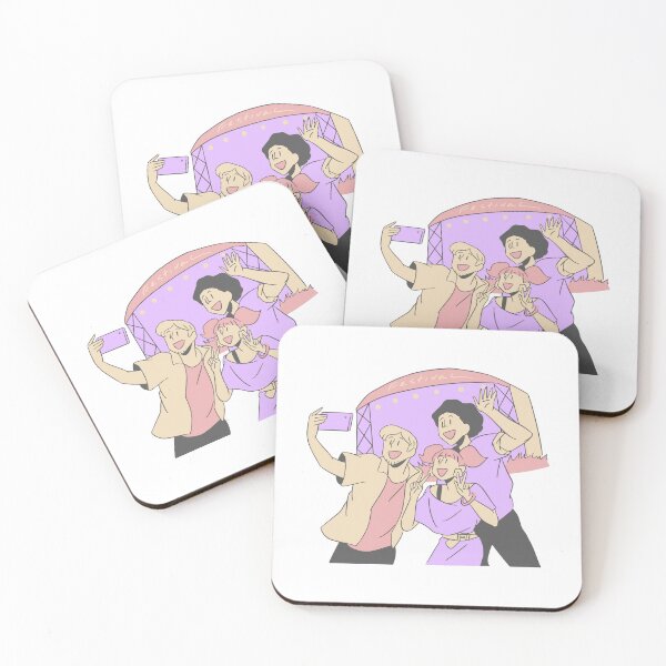 Artikelvorschau, Drei Leute machen Selfie beim Festival entworfen und verkauft von Sunny Stickers & Stationery.