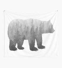 Misty Forest Bear - Schwarz und Weiß Wandbehang