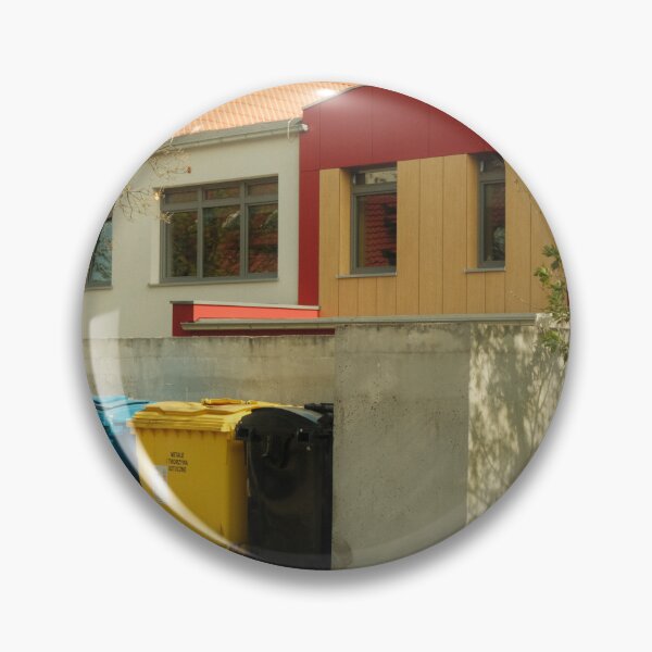 Artikelvorschau, Bunte Gebäude und Recyclingbehälter in einem Wohngebiet entworfen und verkauft von Leaf & Layer.