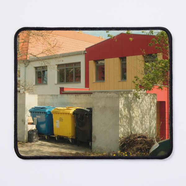 Artikelvorschau, Bunte Gebäude und Recyclingbehälter in einem Wohngebiet entworfen und verkauft von Leaf & Layer.