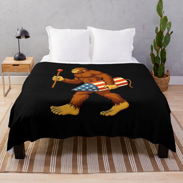 Artikelvorschau, Bigfoot Feuerwerk 4. Juli Männer Sasquatch amerikanische Flagge US entworfen und verkauft von facegm.