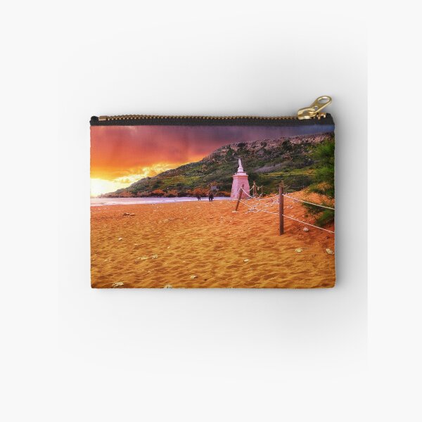 Artikelvorschau, Ramla l-Hamra Strand auf Gozo bei Sonnenaufgang - Malta Landschaft entworfen und verkauft von TheArtistOf2022.