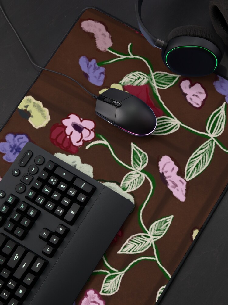 Aperçu 4 sur 5. Tapis de souris avec l'œuvre Le piano floral de Taylor créée et vendue par haleyedwardsart.