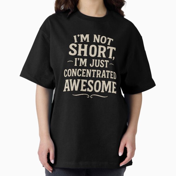 Vista previa del artículo con la obra «No soy bajo, solo estoy concentrado. ¡Genial!», diseñado y vendido por InkJoyCreations.