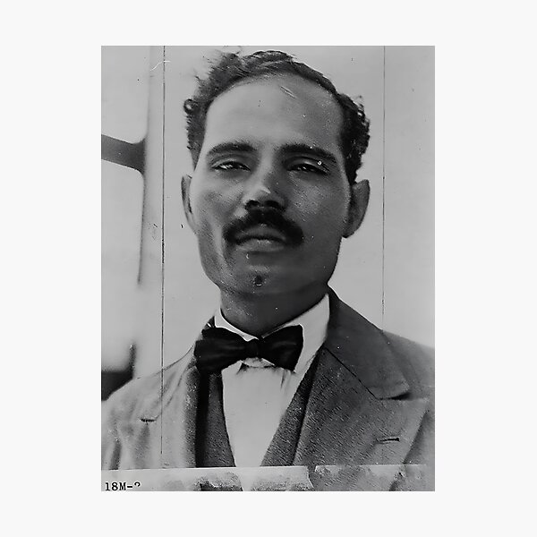 Vista previa del artículo con la obra «Retrato de Pedro Albizu Campos | Líder nacionalista puertorriqueño y símbolo anticolonial para calcomanías, ropa y accesorios | Arte de resistencia descolonial y homenaje a presos políticos», diseñado y vendido por RevolutionToday.