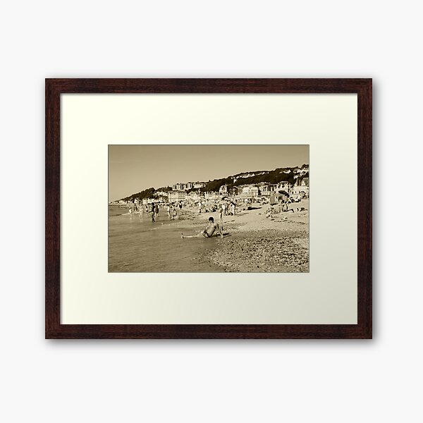 Artikel-Vorschau von Shisha am Strand. Frankreich. Sepia., designt und verkauft von Elena Dijour.