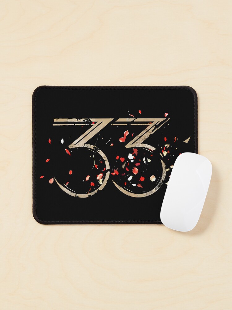 Aperçu 1 sur 5. Tapis de souris avec l'œuvre T-shirt Gamer « 33 » doré vieilli et pétales rouges créée et vendue par zeraldart.