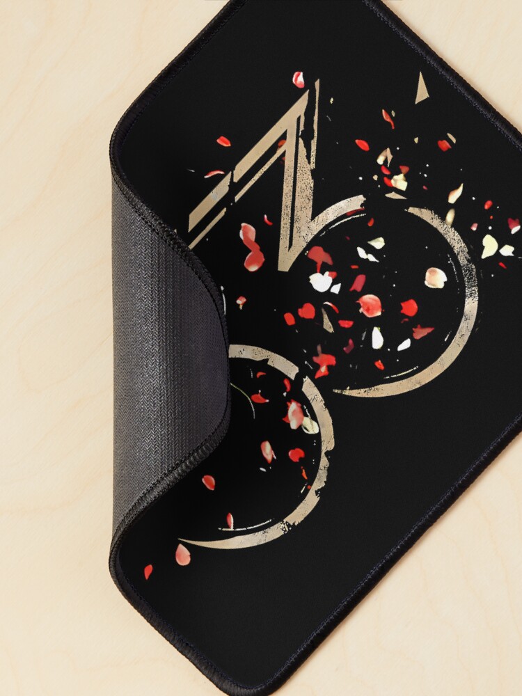 Aperçu 2 sur 5. Tapis de souris avec l'œuvre T-shirt Gamer « 33 » doré vieilli et pétales rouges créée et vendue par zeraldart.