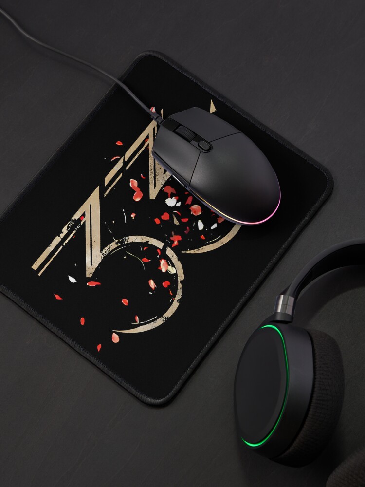 Aperçu 4 sur 5. Tapis de souris avec l'œuvre T-shirt Gamer « 33 » doré vieilli et pétales rouges créée et vendue par zeraldart.